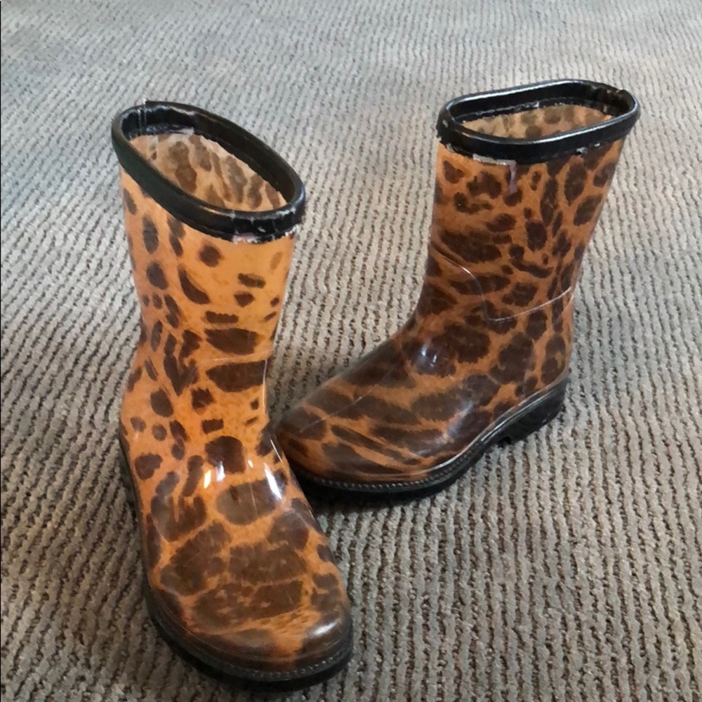 Girls size 6 cheetah boots